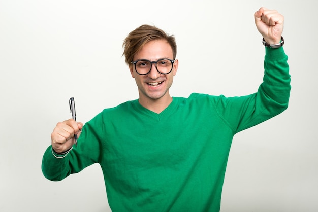 Hombre nerd con cabello rubio contra la pared blanca