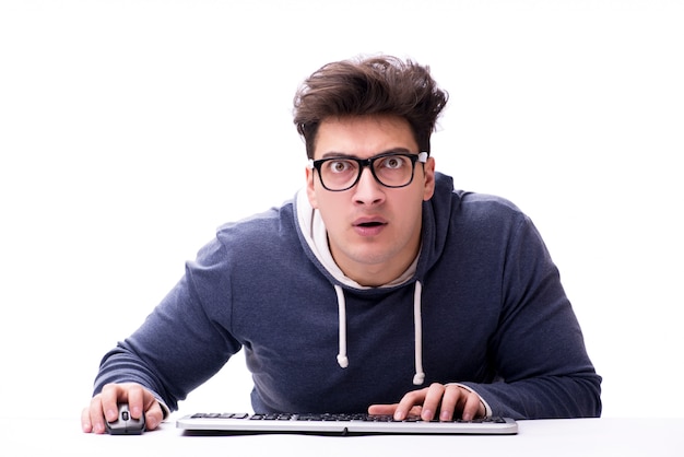 Hombre nerd divertido que trabaja en la computadora aislada en blanco