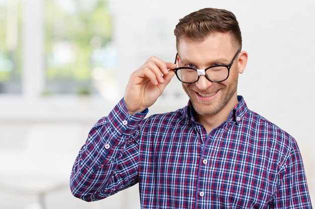 Hombre nerd con gafas