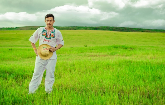 Hombre nicaragüense con traje folclórico en el campo Concepto de hombre con traje folclórico nicaragüense Hombre vestido con traje folclórico centroamericano Joven con traje folclórico y cultural de Nicaragua