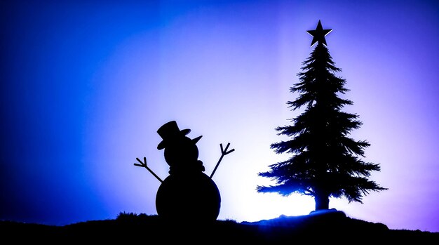 Hombre de nieve con un árbol de Navidad