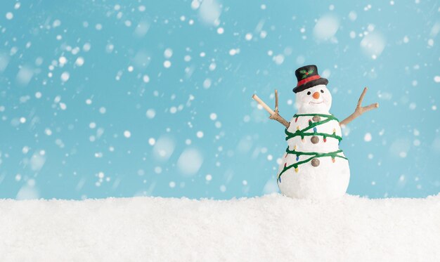 Hombre de nieve feliz de pie en el paisaje navideño de invierno