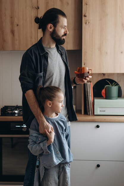 un hombre y una niña están de pie en una cocina