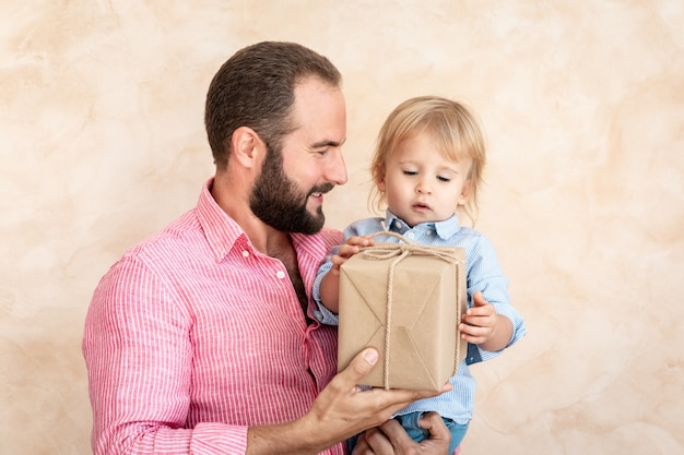 Foto hombre y niño en casa. padre e hijo se divierten juntos.