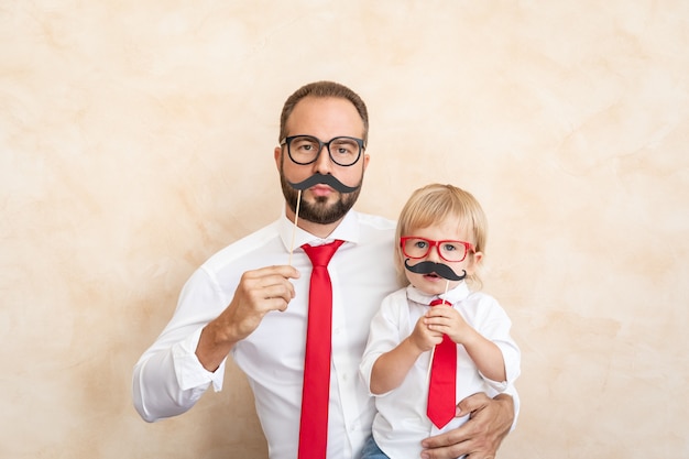 Hombre y niño en casa. Padre e hijo se divierten juntos.