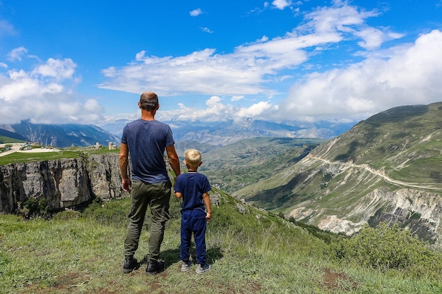 Un hombre con un niño en el fondo de una vista de la meseta de Matlas Distrito de Khunzakhsky Daguestán Rusia 2021