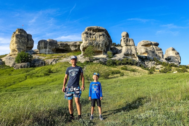 Un hombre y un niño pequeño en el fondo de una vista pintoresca de las esfinges de Bakhchisarai