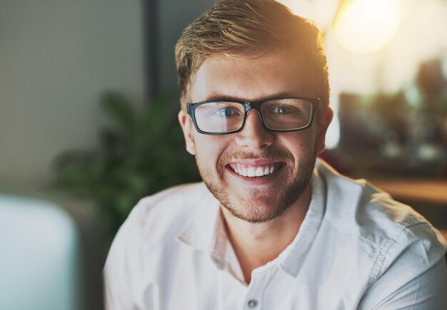 Hombre y noche en el lugar de trabajo investigación de retratos y diseñador web para propuesta Persona masculina empleado y creación de redes o sitio web para tareas en línea gestión de proyectos y gafas en turno tardío