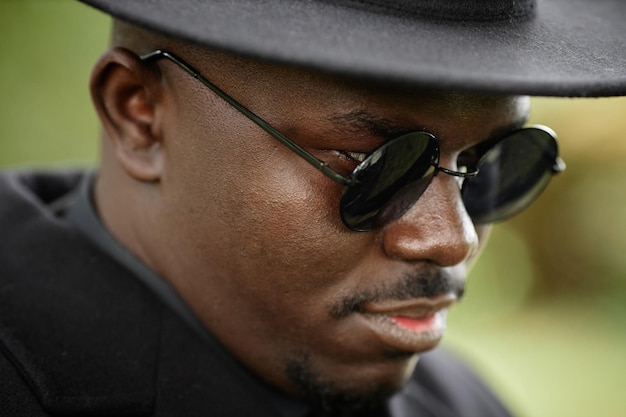 hombre norteamericano africano, llevando, sombrero negro