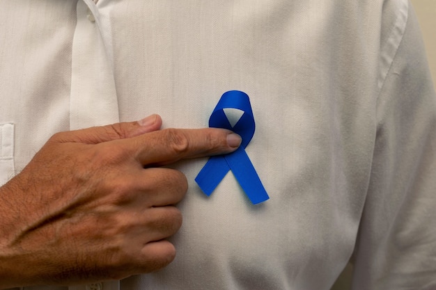 Foto hombre de noviembre azul con cinta azul