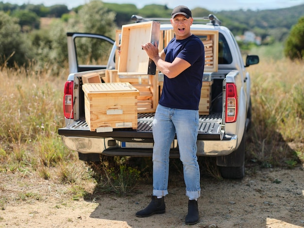 Foto hombre con nuevo apicultor