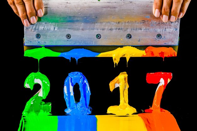 Hombre con números 2017 pintados