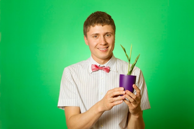 El hombre observa el cultivo de plantas jóvenes