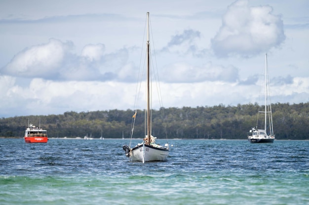 Hombre observando un barco de madera en el agua en el festival de barcos de madera en Hobart, Tasmania, Australia