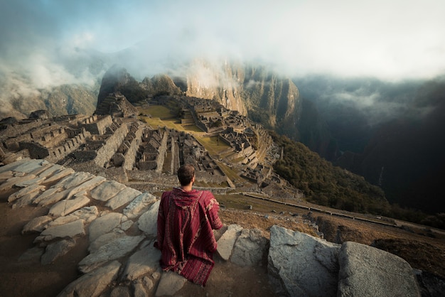 Hombre observando las ruinas de Machu Picchu