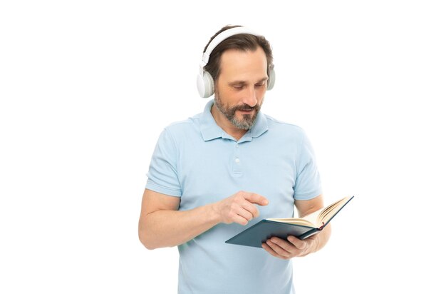 Hombre ocupado leyendo elearning en auriculares aislados en blanco