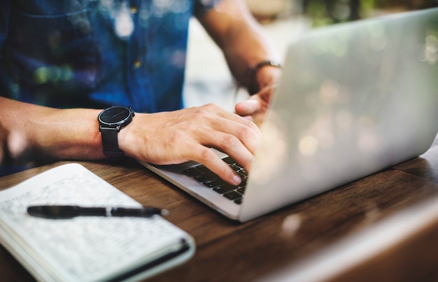 Hombre ocupado trabajando en una computadora portátil