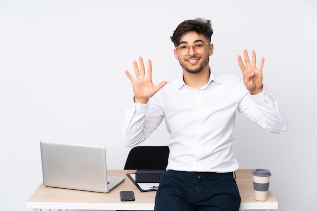 Hombre en una oficina aislada contando nueve con los dedos