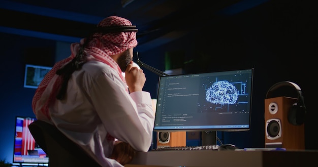 Hombre en la oficina escribiendo código complejo