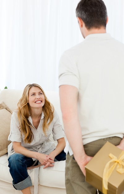 Hombre ofreciendo un regalo a su esposa