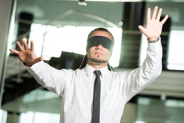 Foto hombre con los ojos cerrados buscando un trabajo.