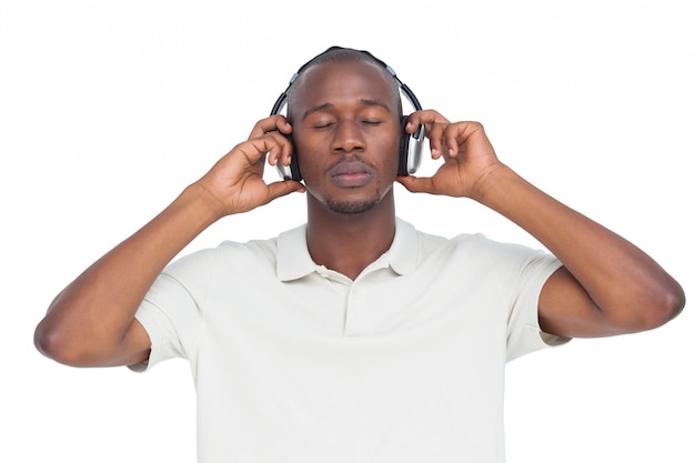 Hombre con los ojos cerrados escuchando música