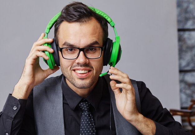 Hombre de operador de centro de llamadas con auriculares trabajando.