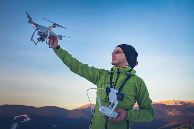 Hombre operando un drone