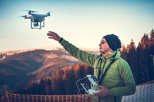 Hombre operando un drone