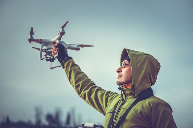 Foto hombre operando un drone