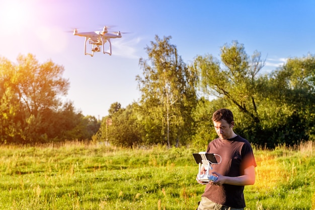 Hombre operando un helicóptero quad drone