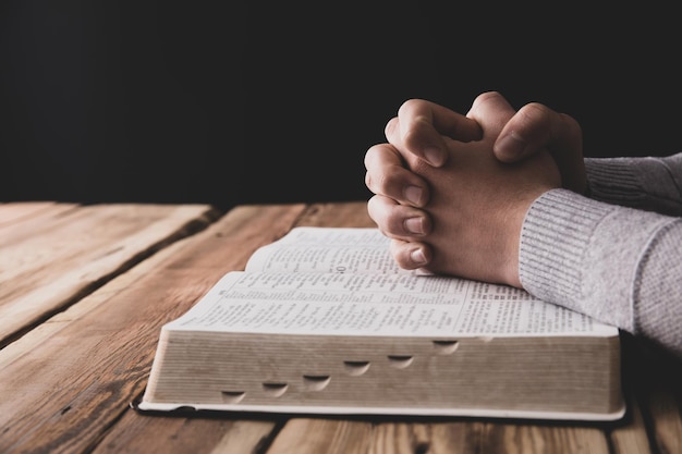 El hombre de oración con la Santa BibliaxA