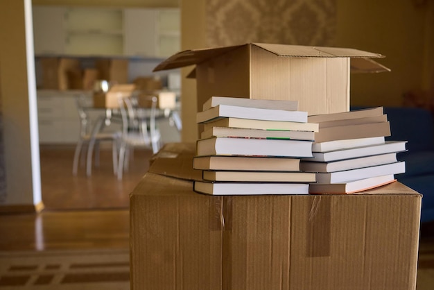 Un hombre organiza su colección de libros en una nueva casa creando una cómoda configuración minimalista