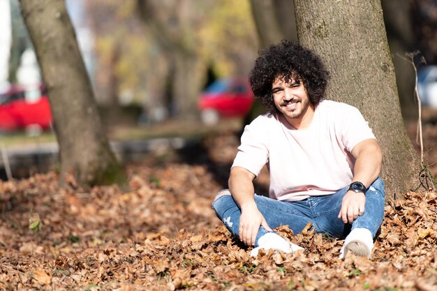 hombre, en, otoño, parque