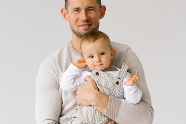 El hombre padre está sosteniendo a un niño en sus brazos