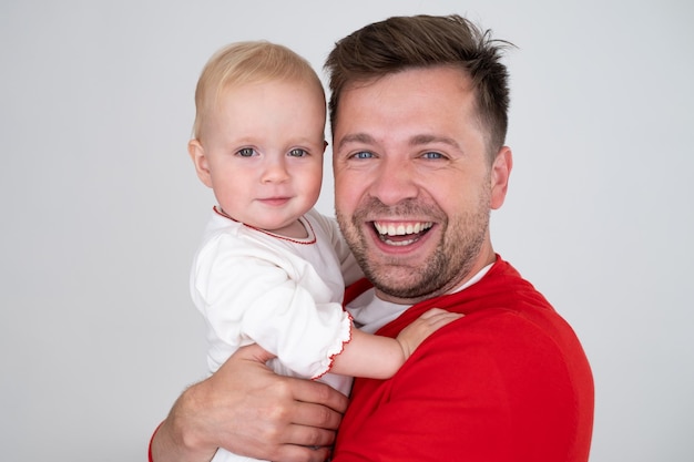 Hombre padre sosteniendo hijo hija hijo en brazos padre soltero concepto de vida familiar