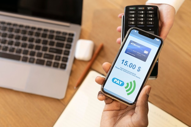 Foto hombre pagando en la cafetería con su teléfono