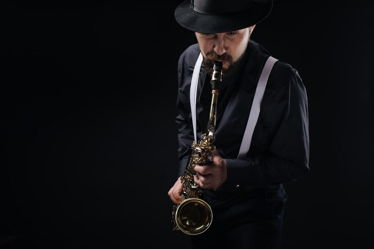 Hombre pagando jazz en saxofón