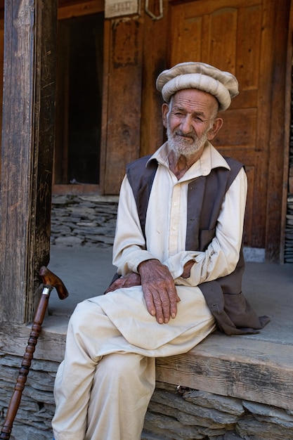 Hombre pakistaní vestidos tradicionalmente de Kalash Valley Chitral Pakistán