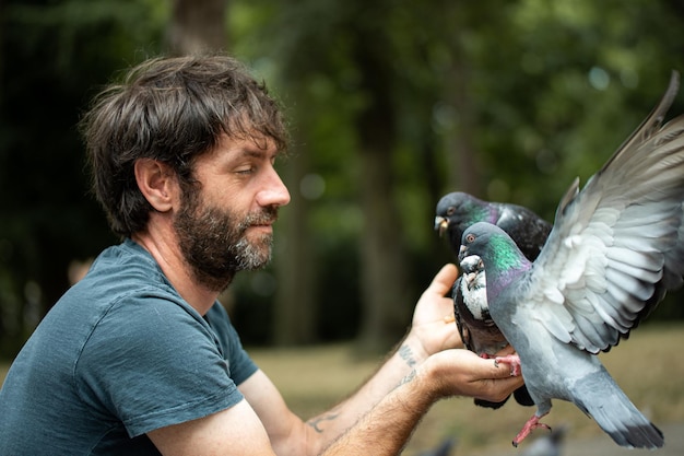Hombre con palomas.
