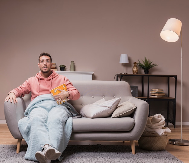 Hombre con palomitas viendo la tele