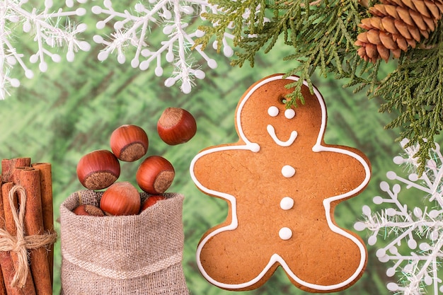 Hombre de pan de jengibre casero. Tarjeta de Navidad.