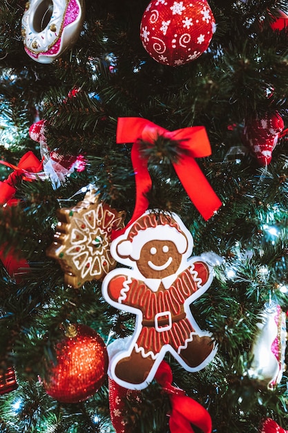 Hombre de pan de jengibre colgado en el árbol de Navidad decoración de fiesta o concepto de postal