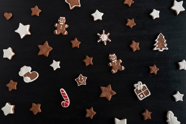 Hombre de pan de jengibre y estrellas sobre fondo negro. Repostería tradicional.