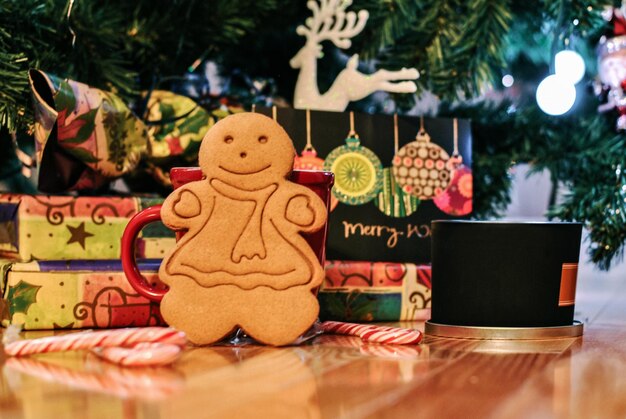 Hombre de pan de jengibre sonriente de pie junto a un árbol de Navidad Feliz Navidad y Feliz Año Nuevo concepto