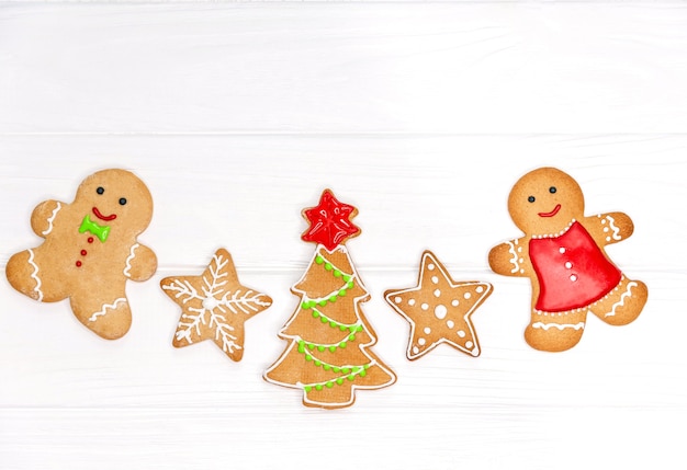 Hombre de pan de jengibre tradicional de Navidad, árbol, galletas estrella. Conjunto de lindas galletas para Navidad en blanco