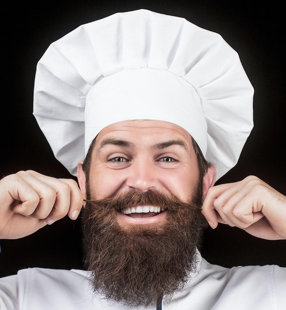 Hombre de pañales Retrato de un chef feliz cocinero Chefs masculinos barbudos aislados en negro Chef divertido con barba cocinero Barba hombre y bigote con delantal babero