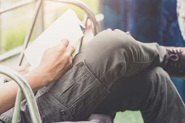 Hombre con pantalones cargo y leyendo el libro