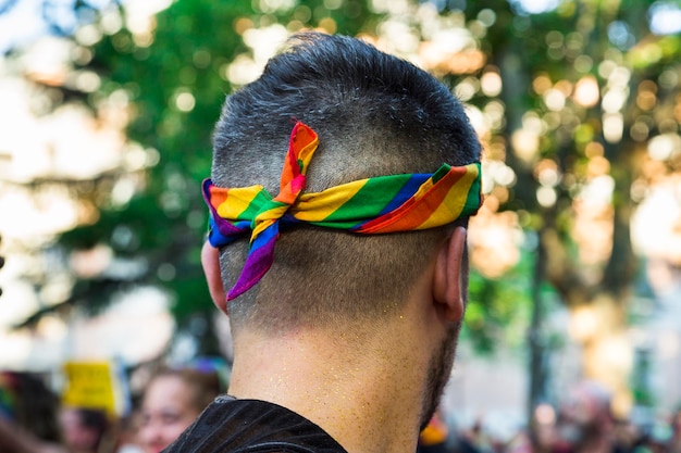 Hombre con pañuelo LGBT Pride festival Luchando por la igualdad de derechos