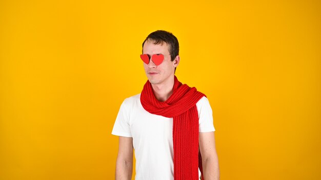 Hombre con pañuelo rojo para el día de san valentín